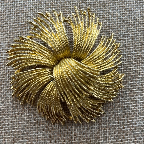 Monet Cordelia brooch, which was designed in 1963 by Leroy Miozzi Vintage Floral - Picture 11 of 11